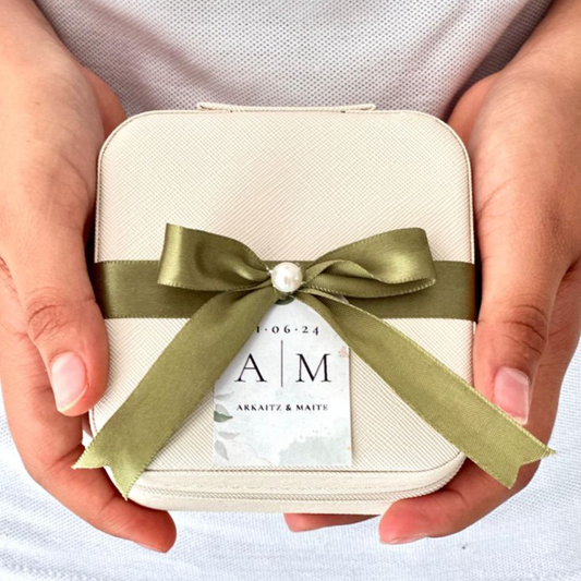 Personalized Mini Jewelry Box Wedding Favor (Bridesmaid & Guest Gift)